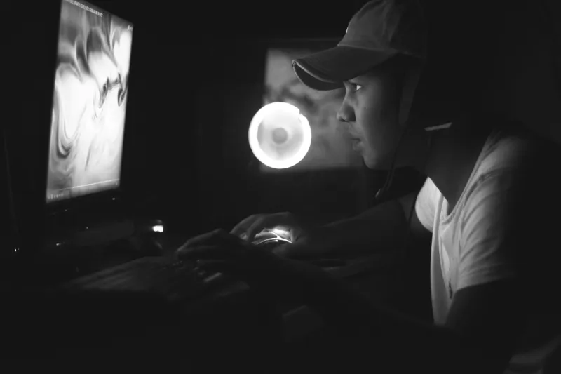 Playing to the Crowd: How Your Viewers Can Quietly Destroy Your Crypto Betting Discipline
